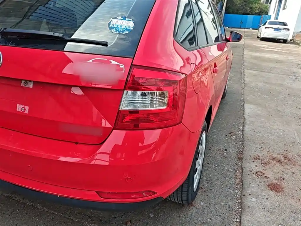 Škoda Skoda Rapid Spaceback 2016 Facelift 1.6L Automatic Forward Edition фото 8