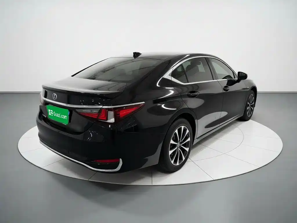 Фото 6 - Lexus ES