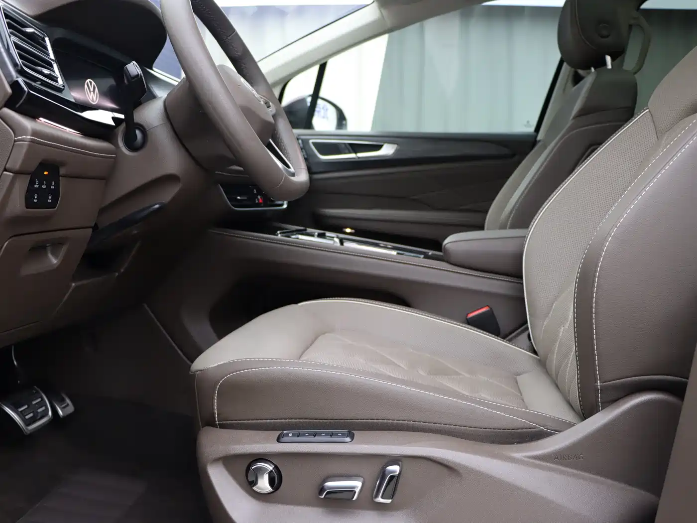 Volkswagen Viloran 2023 Facelift 380TSI Premium Edition фото 4