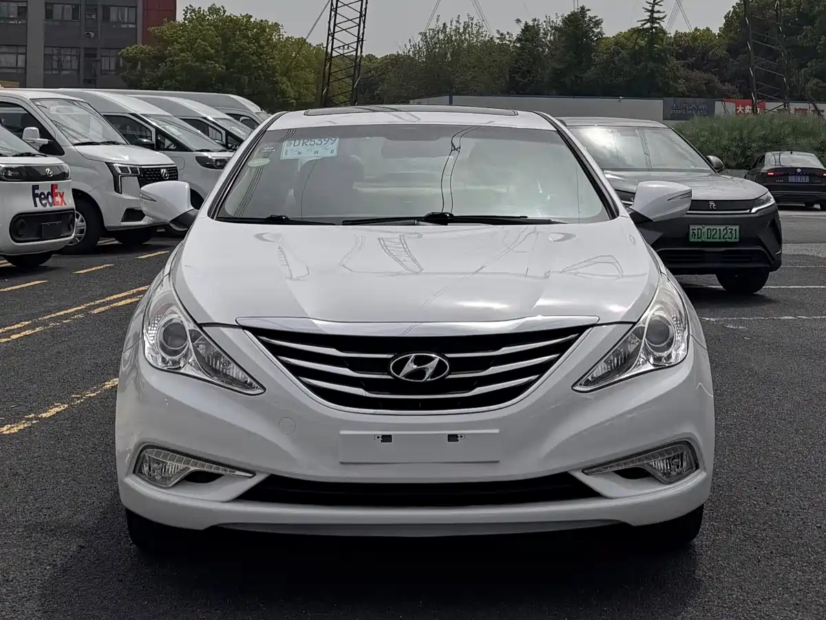 Hyundai Sonata 2015 Classic 2.0L Automatic Luxury Edition фото 2