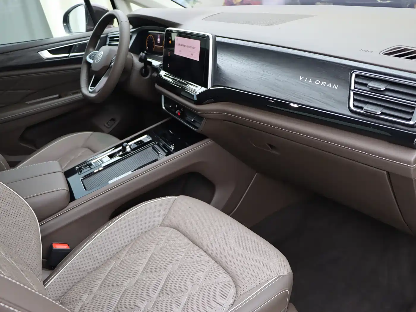 Volkswagen Viloran 2023 Facelift 380TSI Premium Edition фото 8