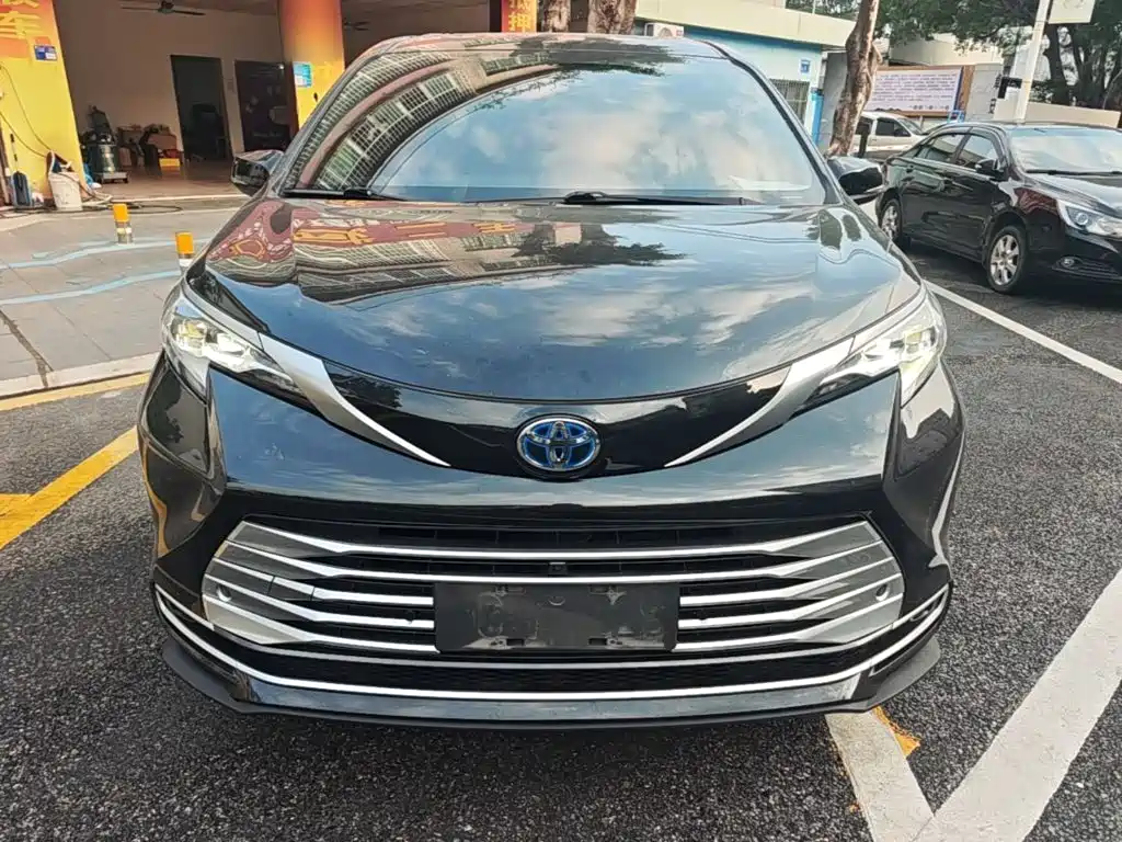 Photo 3 - Toyota Sienna