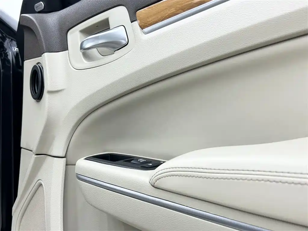 Chrysler 300C (Import) 2015 2013 Model 3.6L Premium Comfort Edition