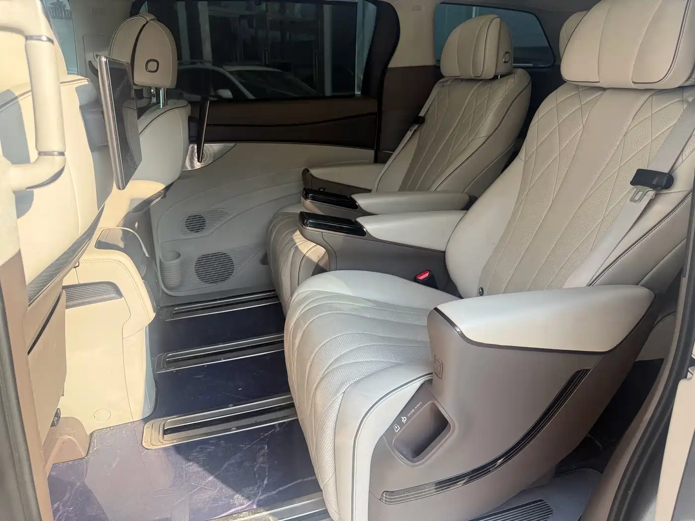 Denza D9 2023 2022 DM-i 970 AWD Flagship