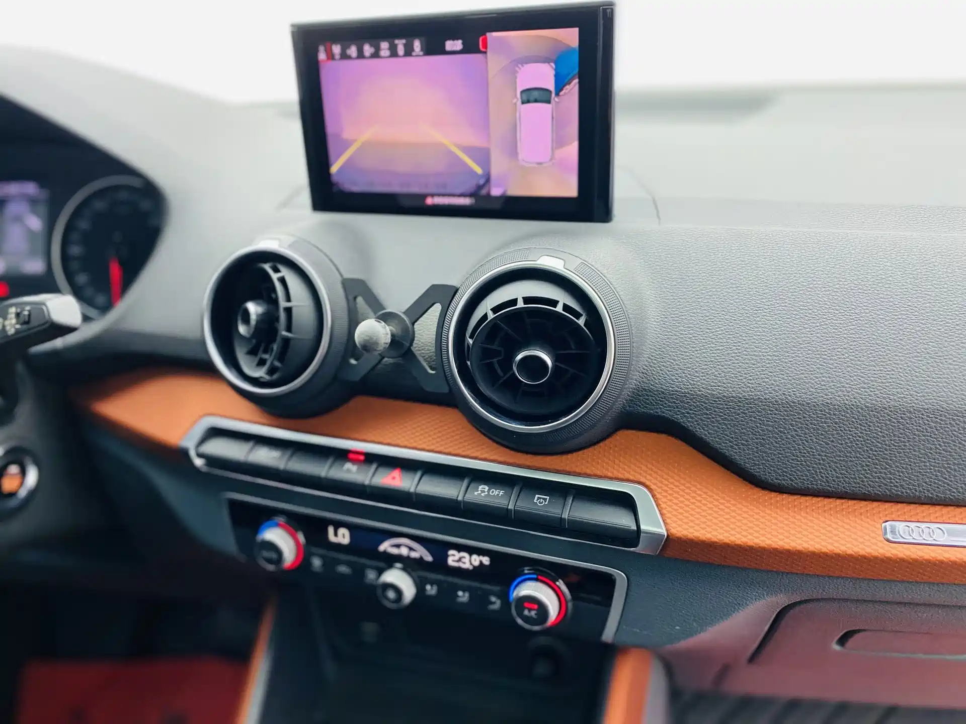 Photo 10 - Audi Q2L
