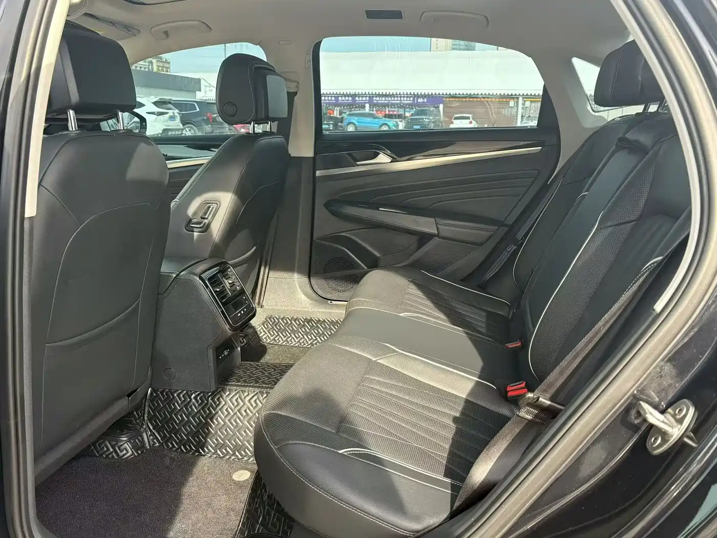 Volkswagen Passat 2023 330TSI Starlight Luxury Edition фото 6
