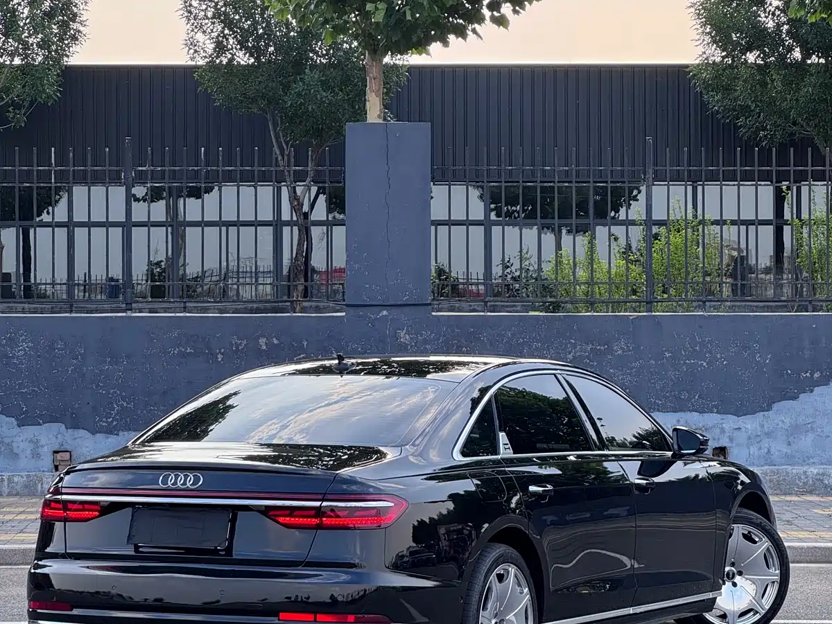 AUDI A8