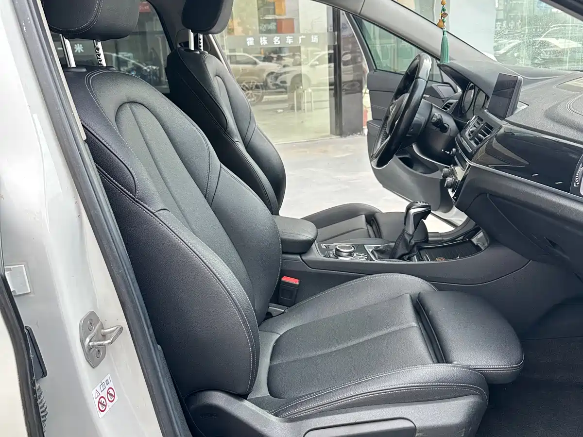 BMW 1 Series 2019 118i M Sport Package фото 12