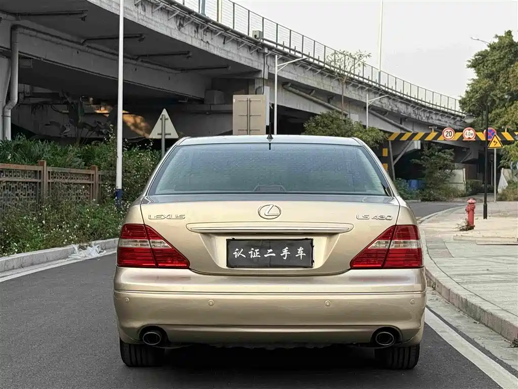 Фото 24 - Lexus LS