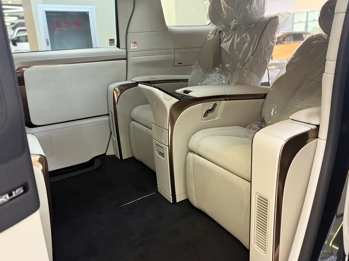 Lexus LM 2023 500h Four-Seat Imperial Edition фото 13