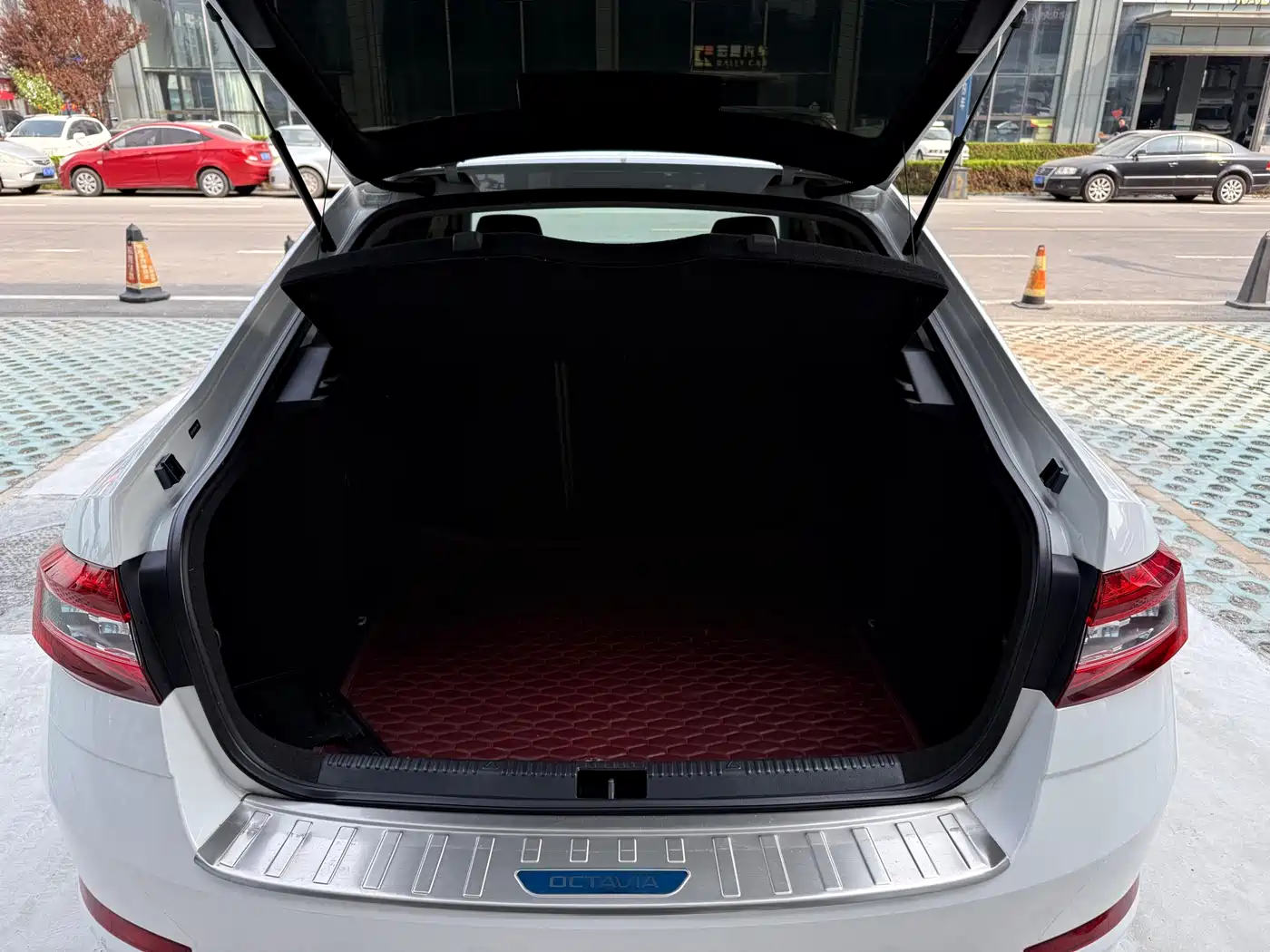 Škoda Octavia 2018 TSI230 DSG Comfort Edition фото 21