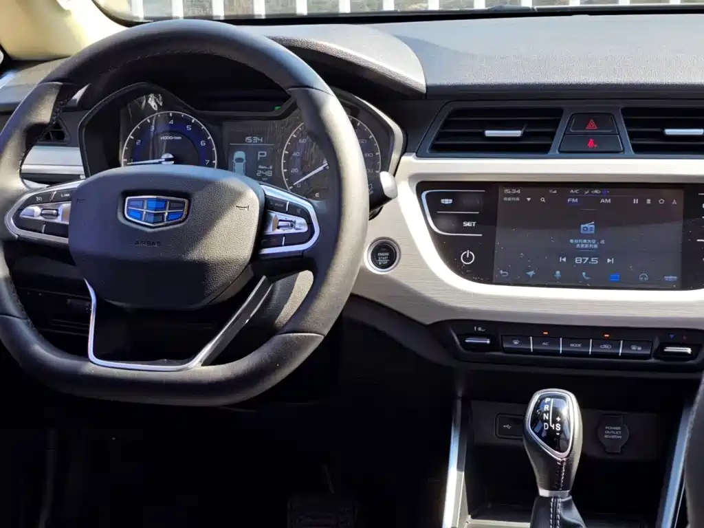 Фото 9 - Geely Vision X3