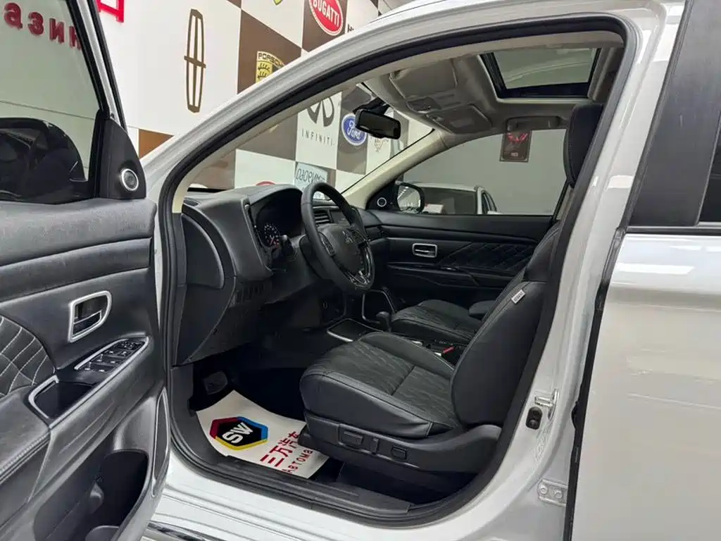 Mitsubishi Outlander 2023 2021 Facelift 2.0L 2WD Premium Edition 7-Seater