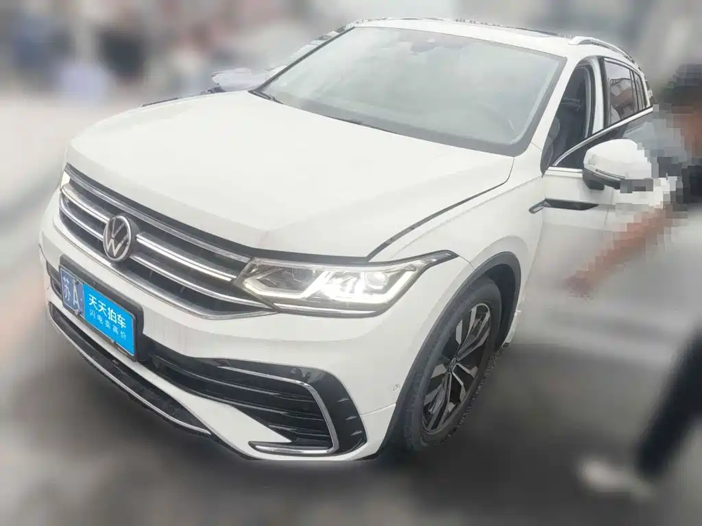 Photo 1 - Volkswagen Tiguan L
