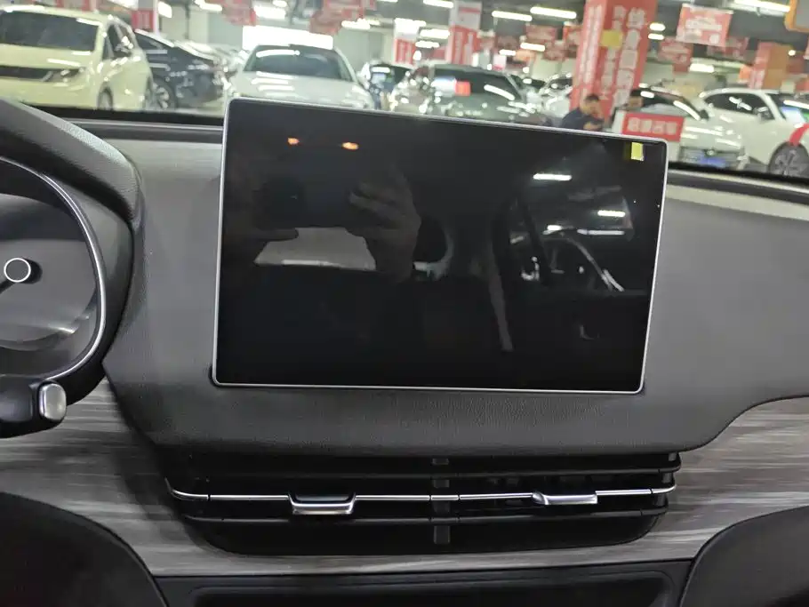 Hongqi E-QM5 2026 2025 Model 500km Travel Edition