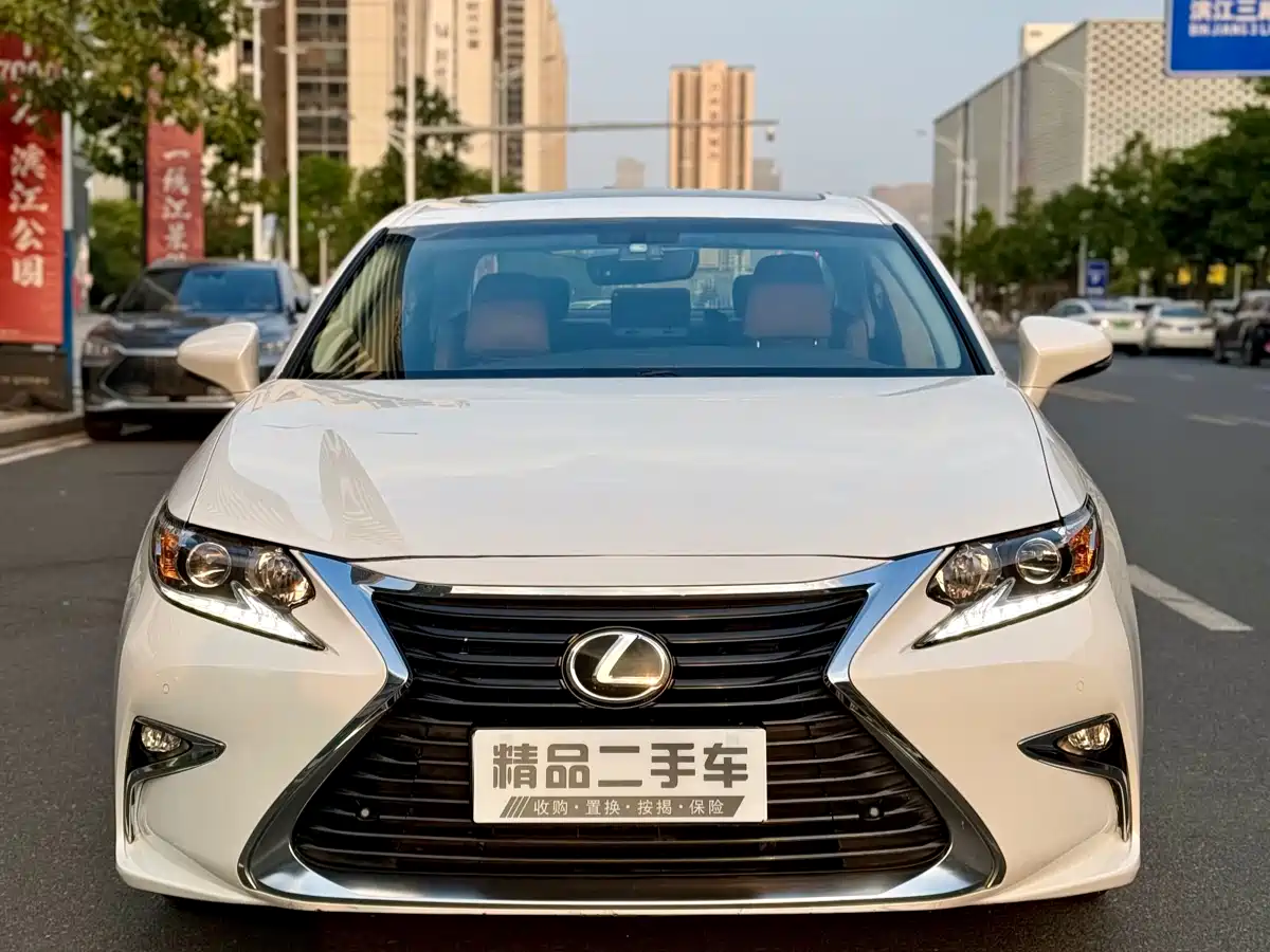 Photo 2 - Lexus ES