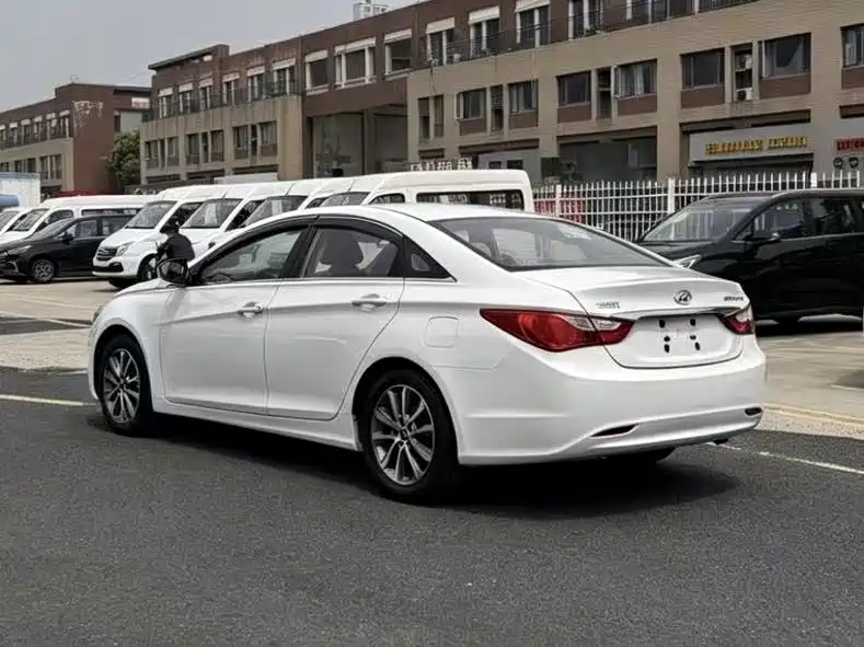 Hyundai Sonata 2015 Classic 2.0L Automatic Luxury Edition фото 6