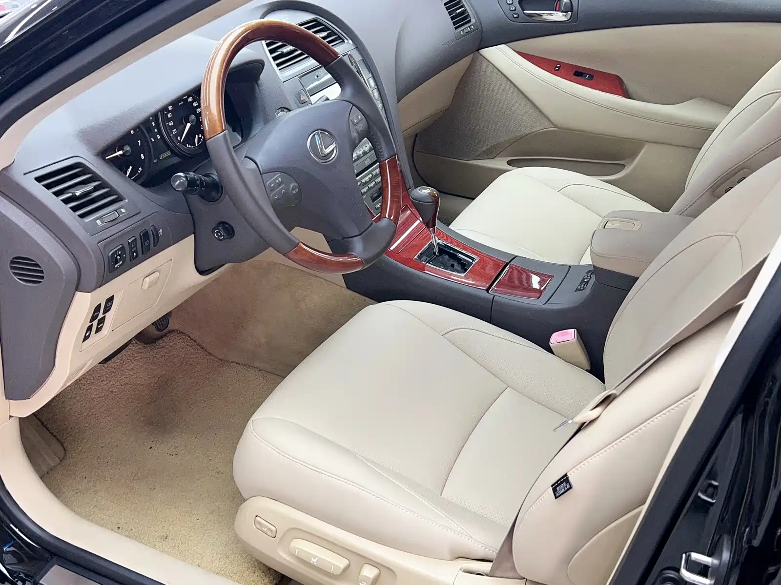Фото 13 - Lexus ES