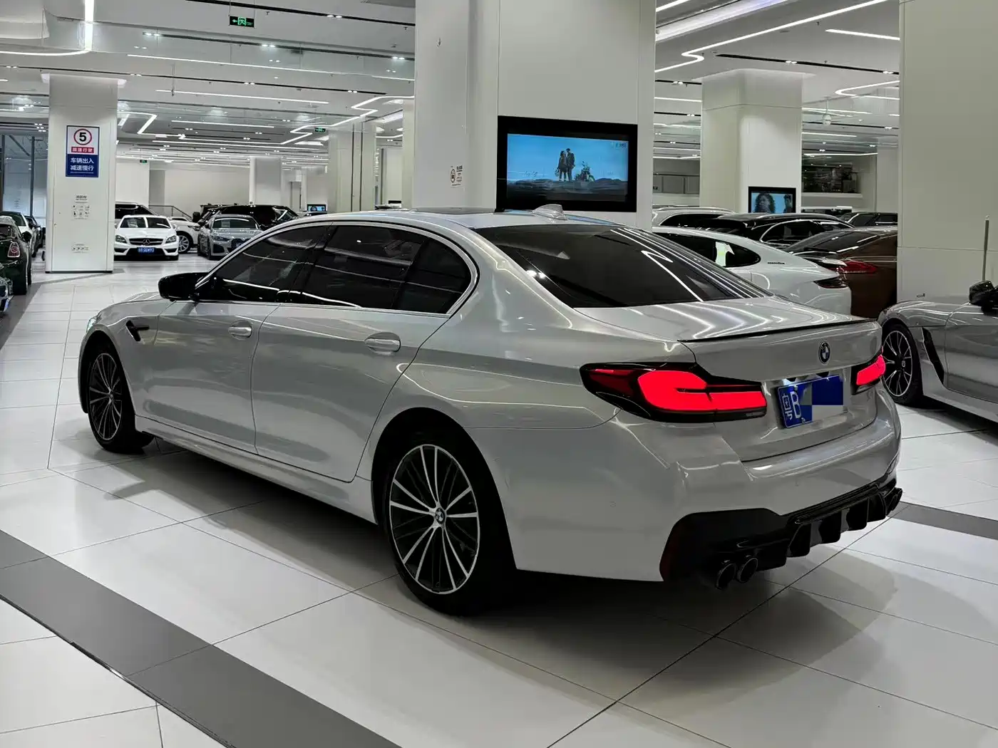 BMW 5 Series 2021 530Li Leading M Sport Package фото 3