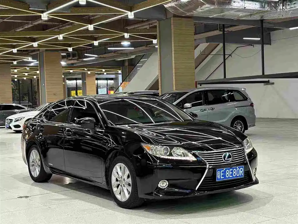 Фото 4 - Lexus ES