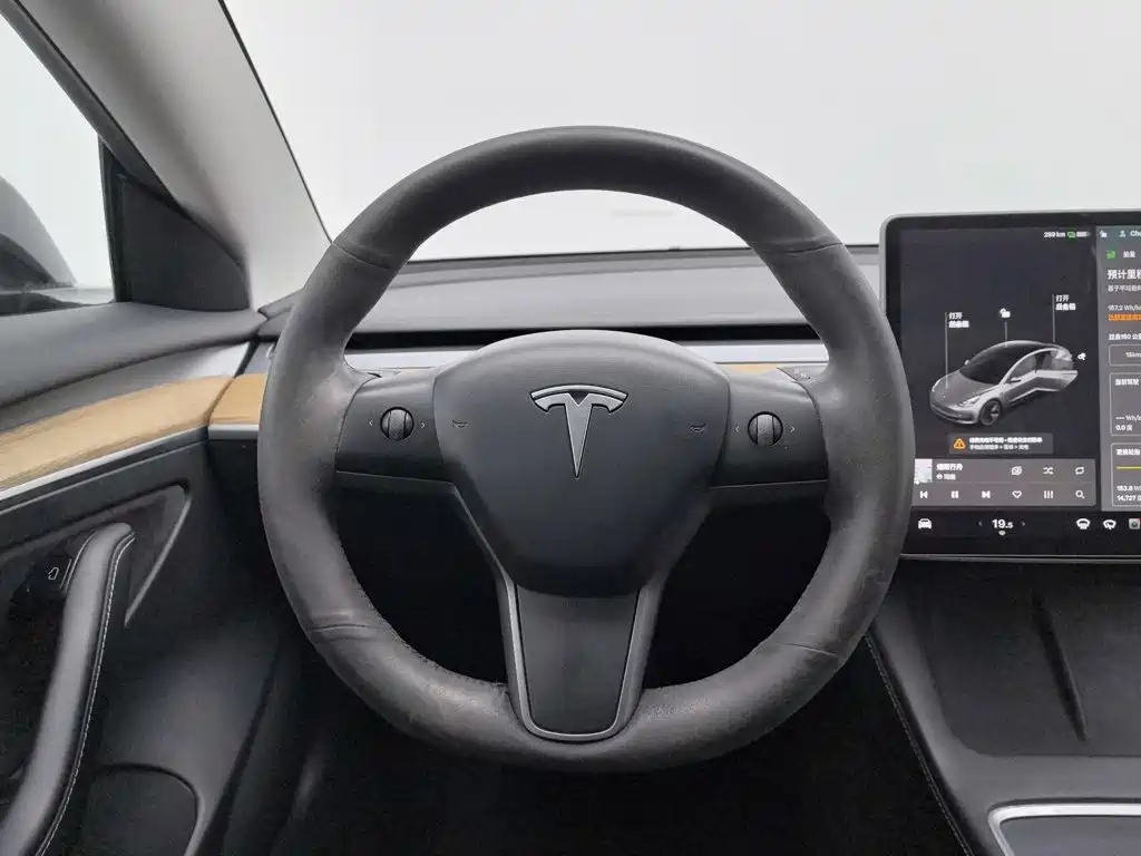 Фото 11 - Tesla Model 3
