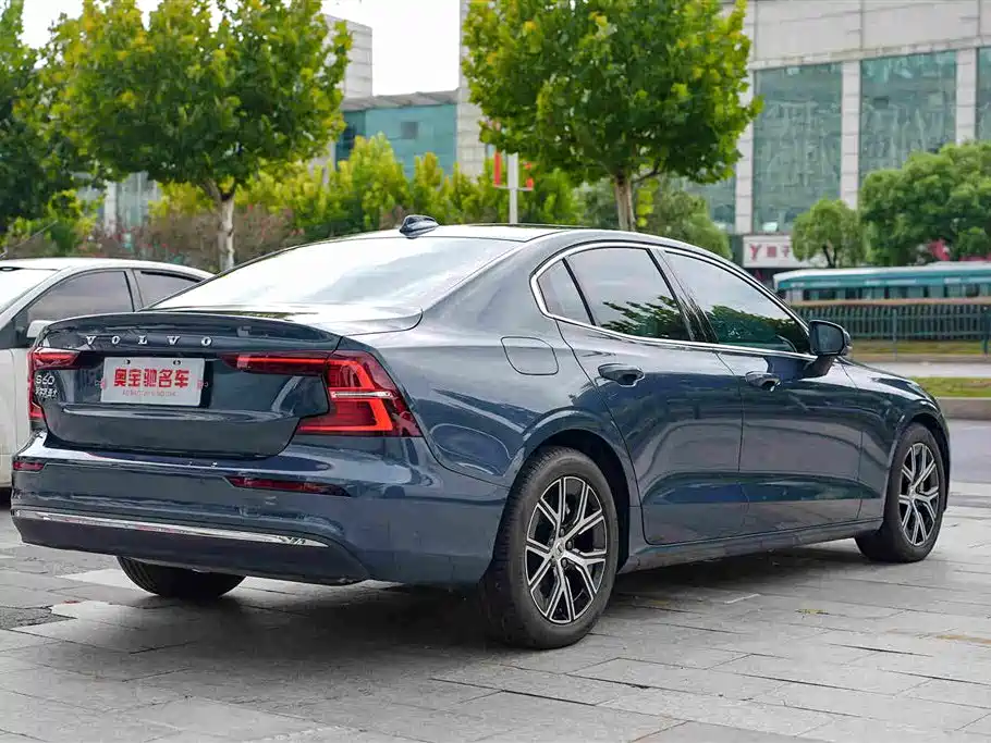 Volvo S60 2026 2025 B4 Smart Luxury Edition
