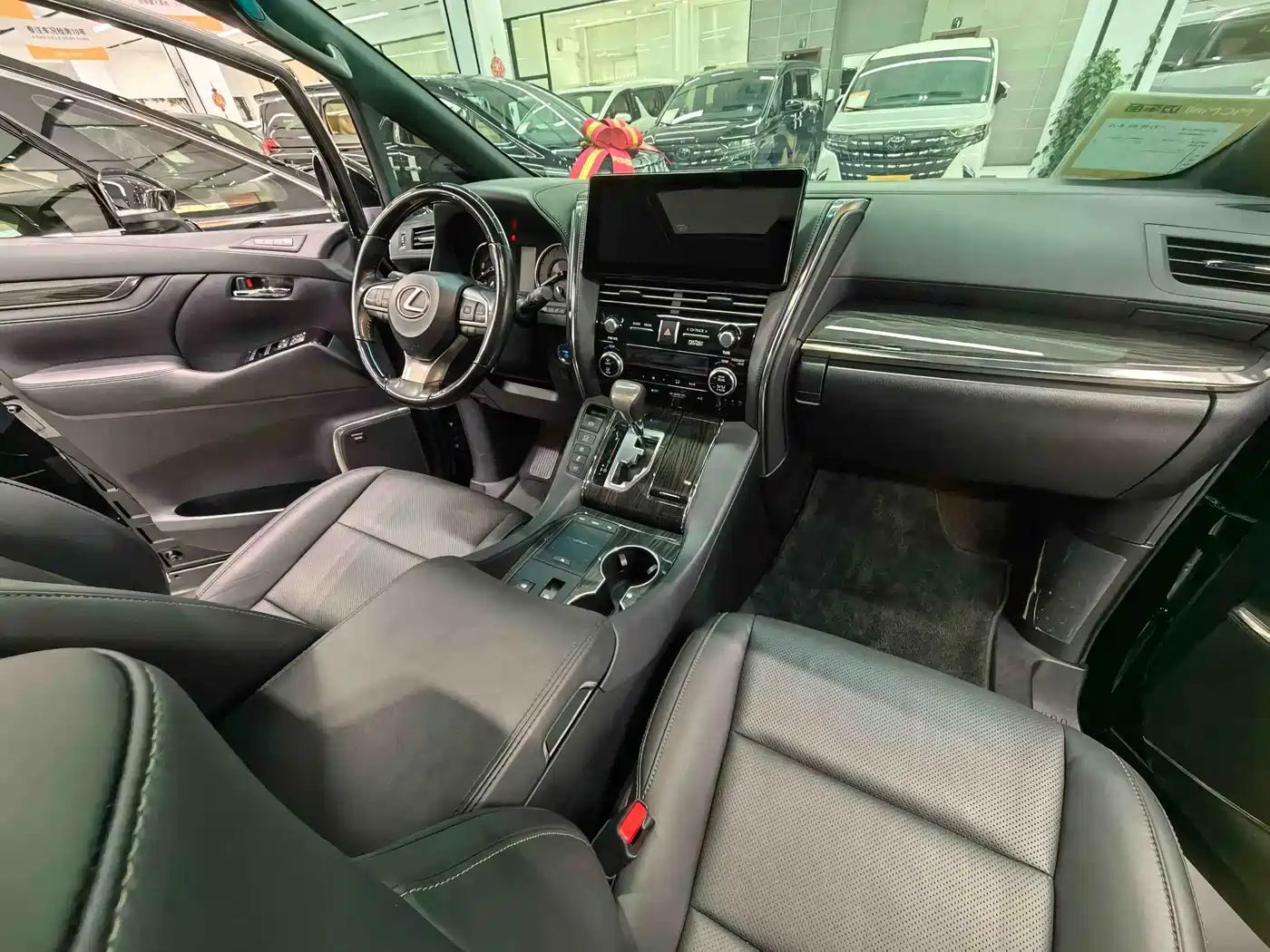 Lexus LM 2020 300h 4-Seat Imperial Edition фото 8