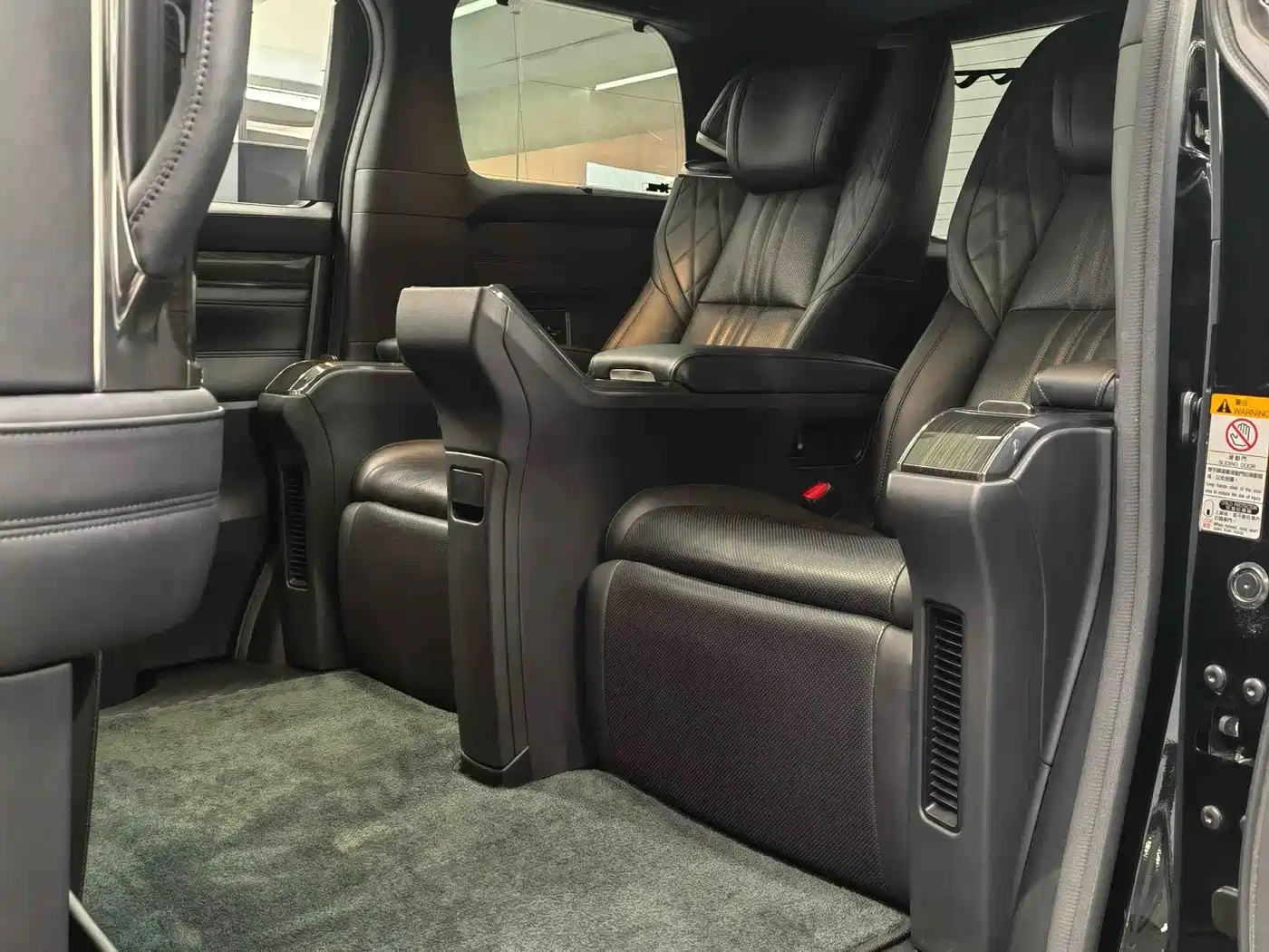 Lexus LM 2020 300h 4-Seat Imperial Edition фото 3
