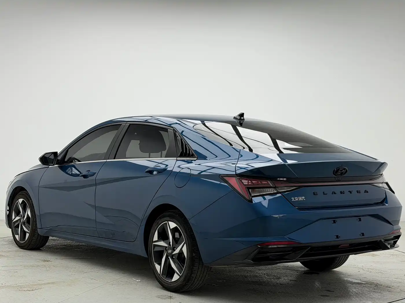 Hyundai Elantra 2022 1.5L CVT LUX Premium Edition фото 6
