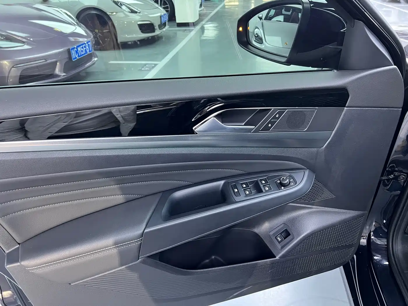 Volkswagen Passat 2023 380TSI Luxury Edition фото 4