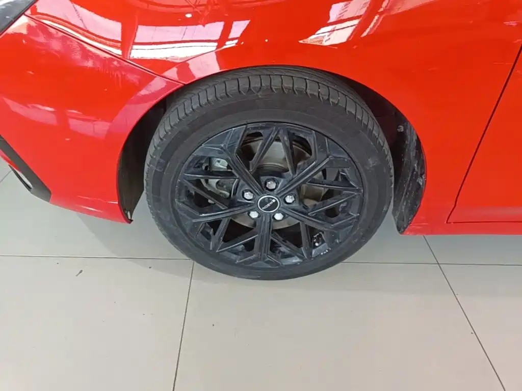 Фото 23 - Roewe i5