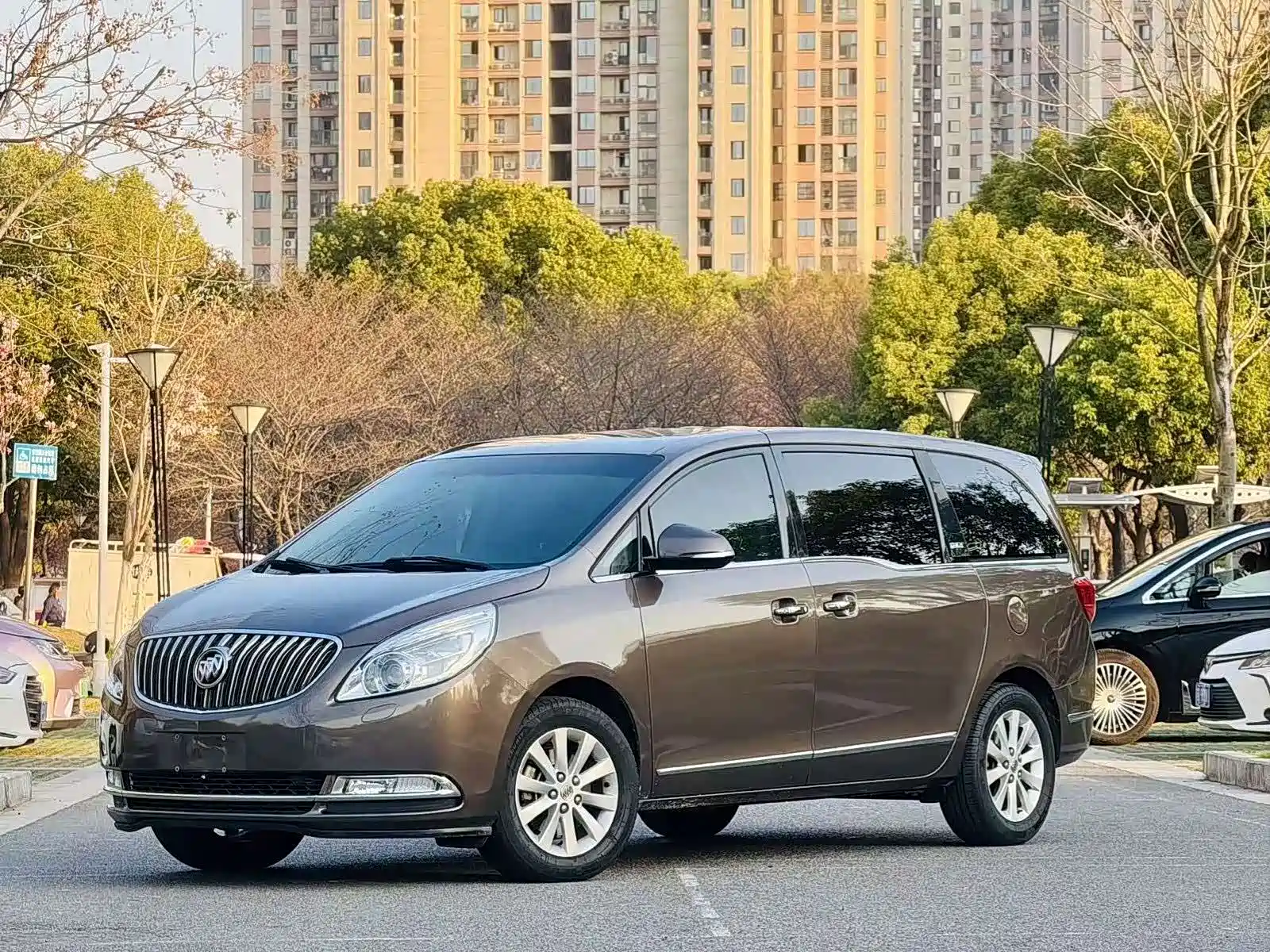 Фото 1 - Buick GL8