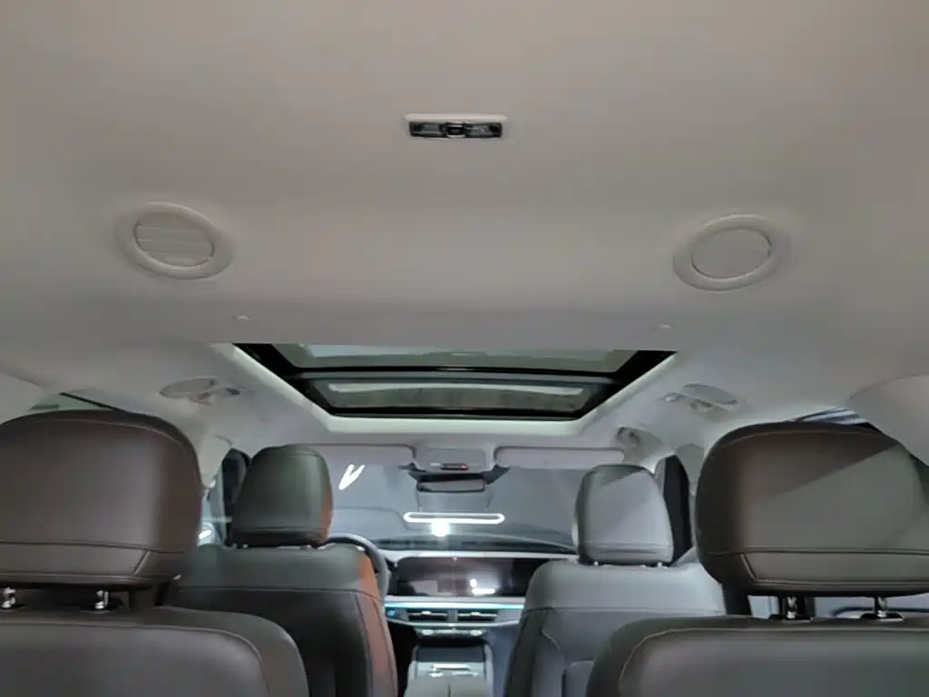 Photo 18 - Ford Explorer