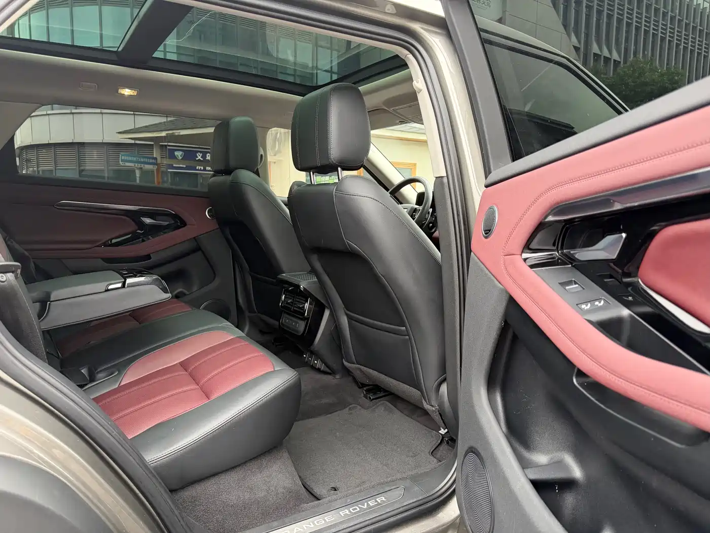 Land Rover Range Rover Evoque 2023 Range Rover Evoque L 249PS Luxury Edition фото 9