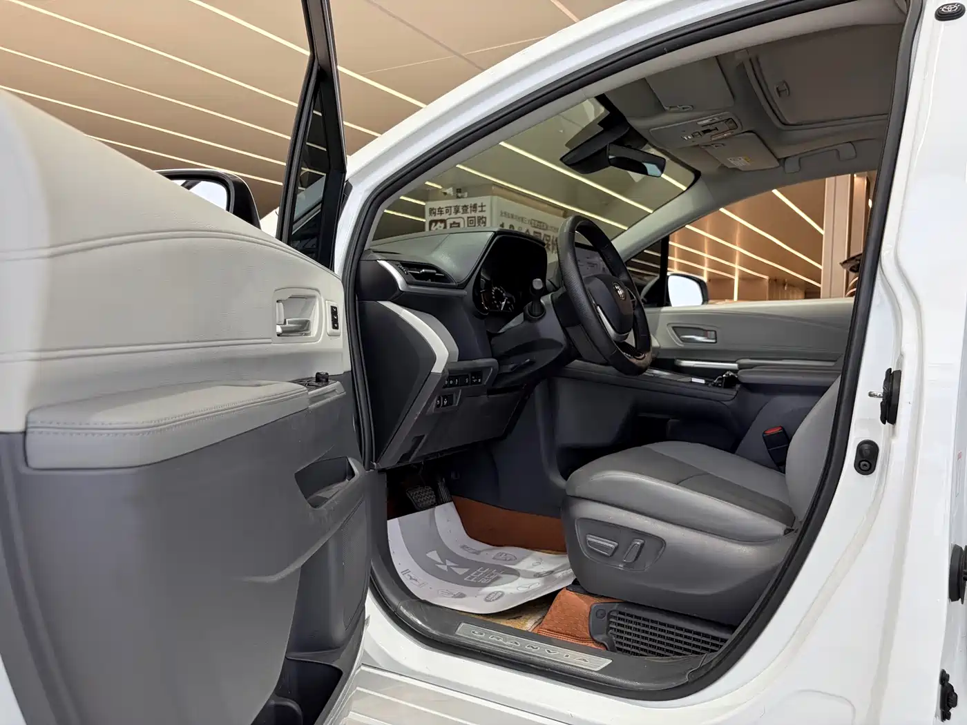 Toyota Granvia 2023 2.5L Hybrid Prestige PLUS Edition фото 9