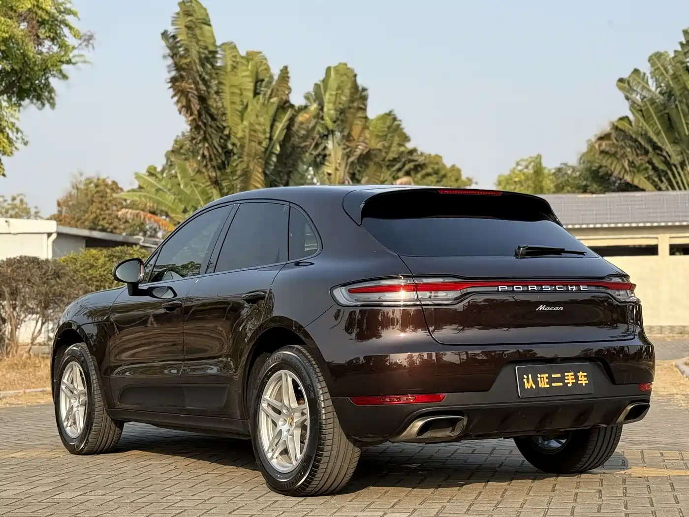PORSCHE MACAN