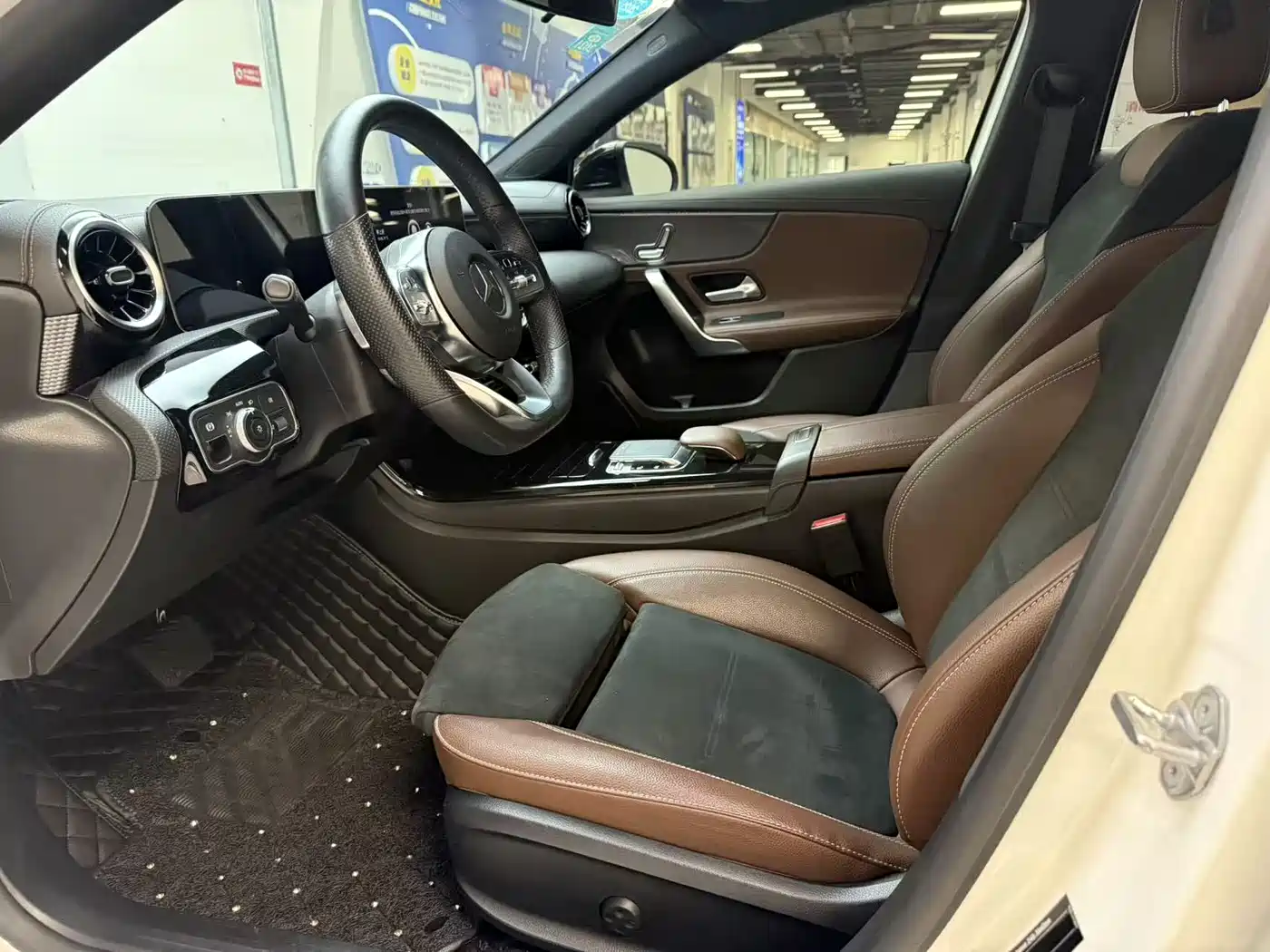 Mercedes-Benz A-Class 2019 Facelift A 200 L Sports Sedan фото 30