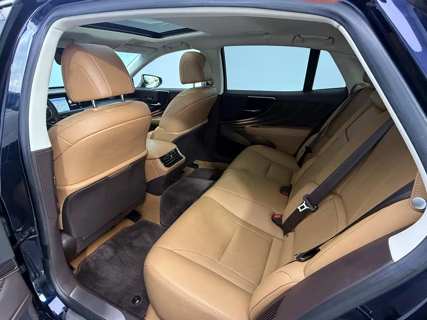 Фото 10 - Lexus LS