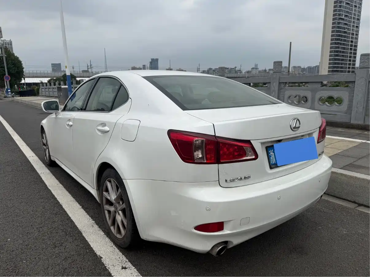 Фото 9 - Lexus IS