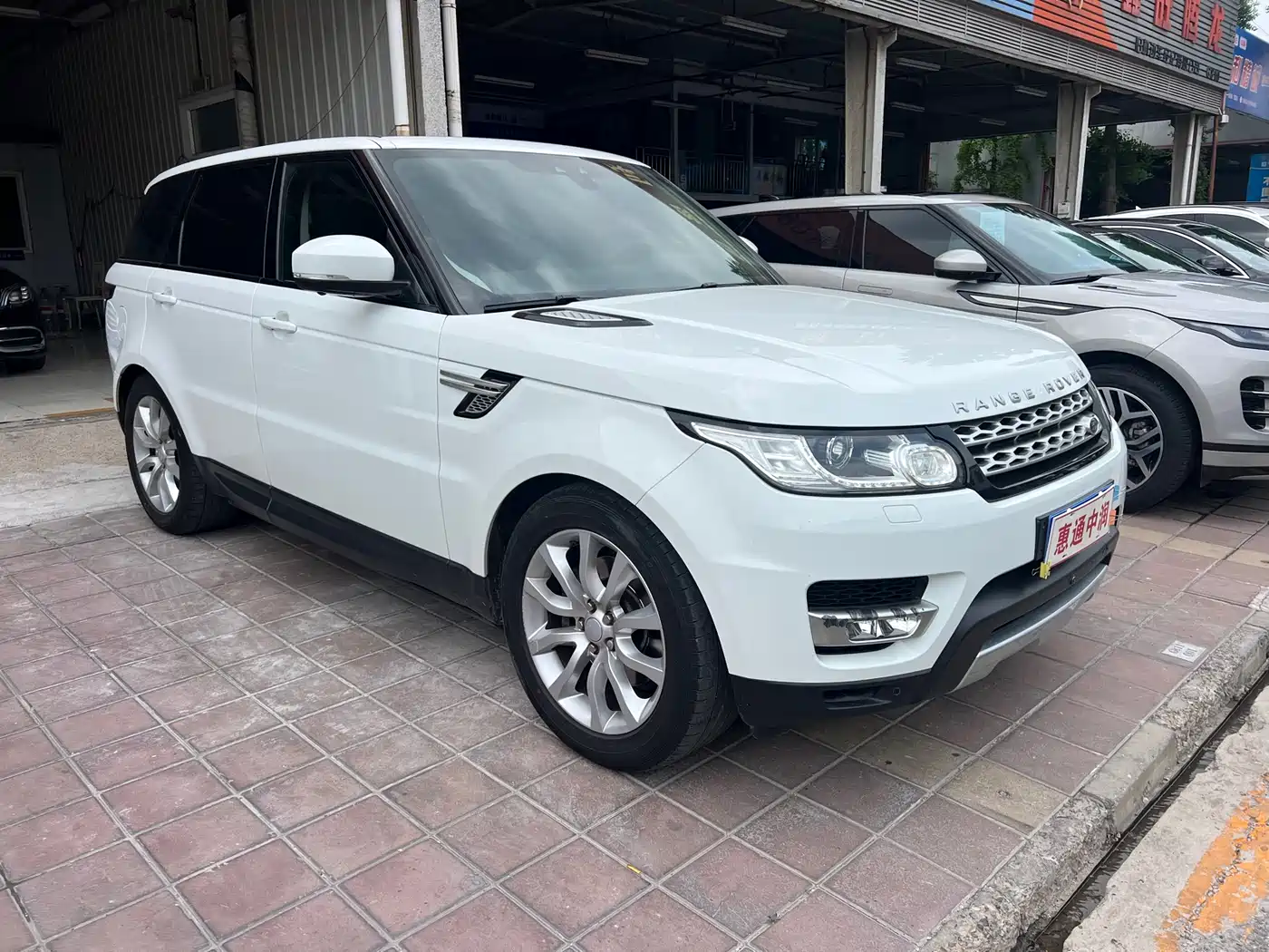 Land Rover Range Rover Sport 2017 3.0 SC V6 SE фото 3