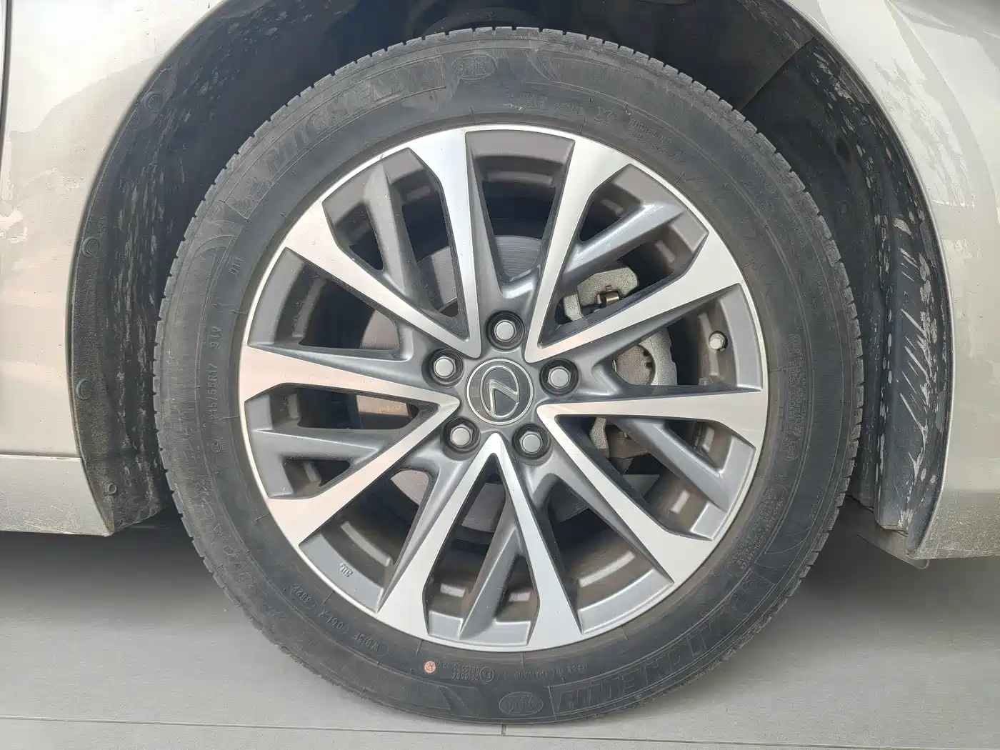 Photo 16 - Lexus ES