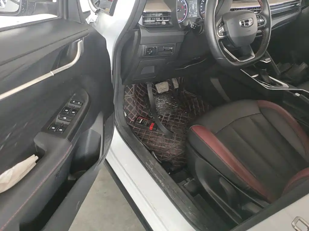 Фото 16 - Geely Vision X3