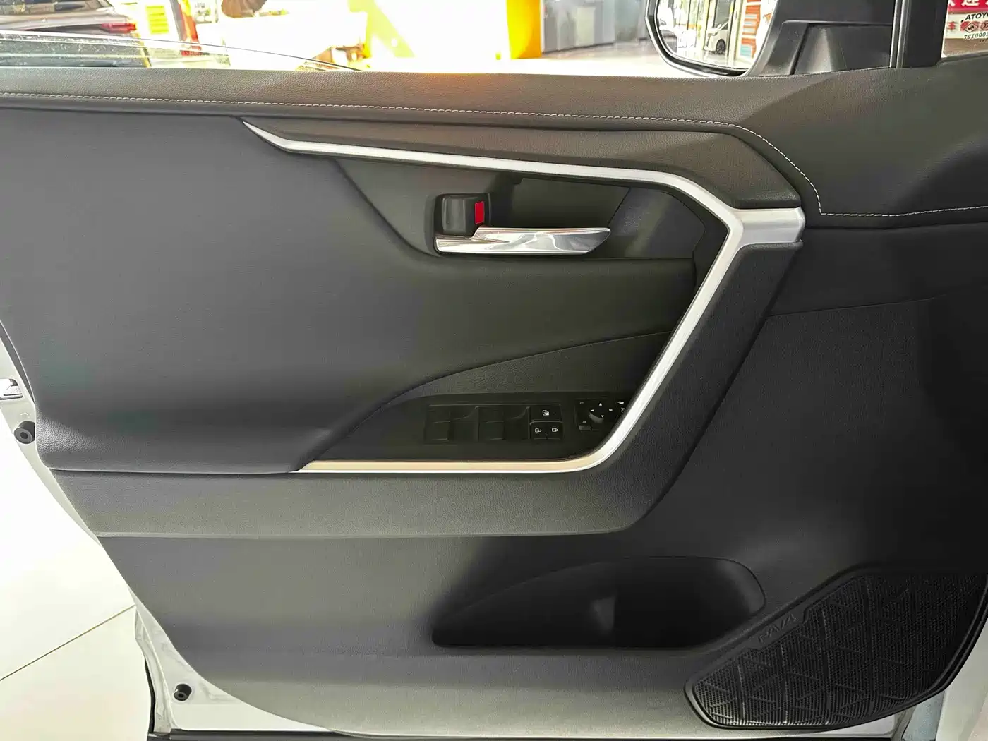 Фото 8 - Toyota RAV4