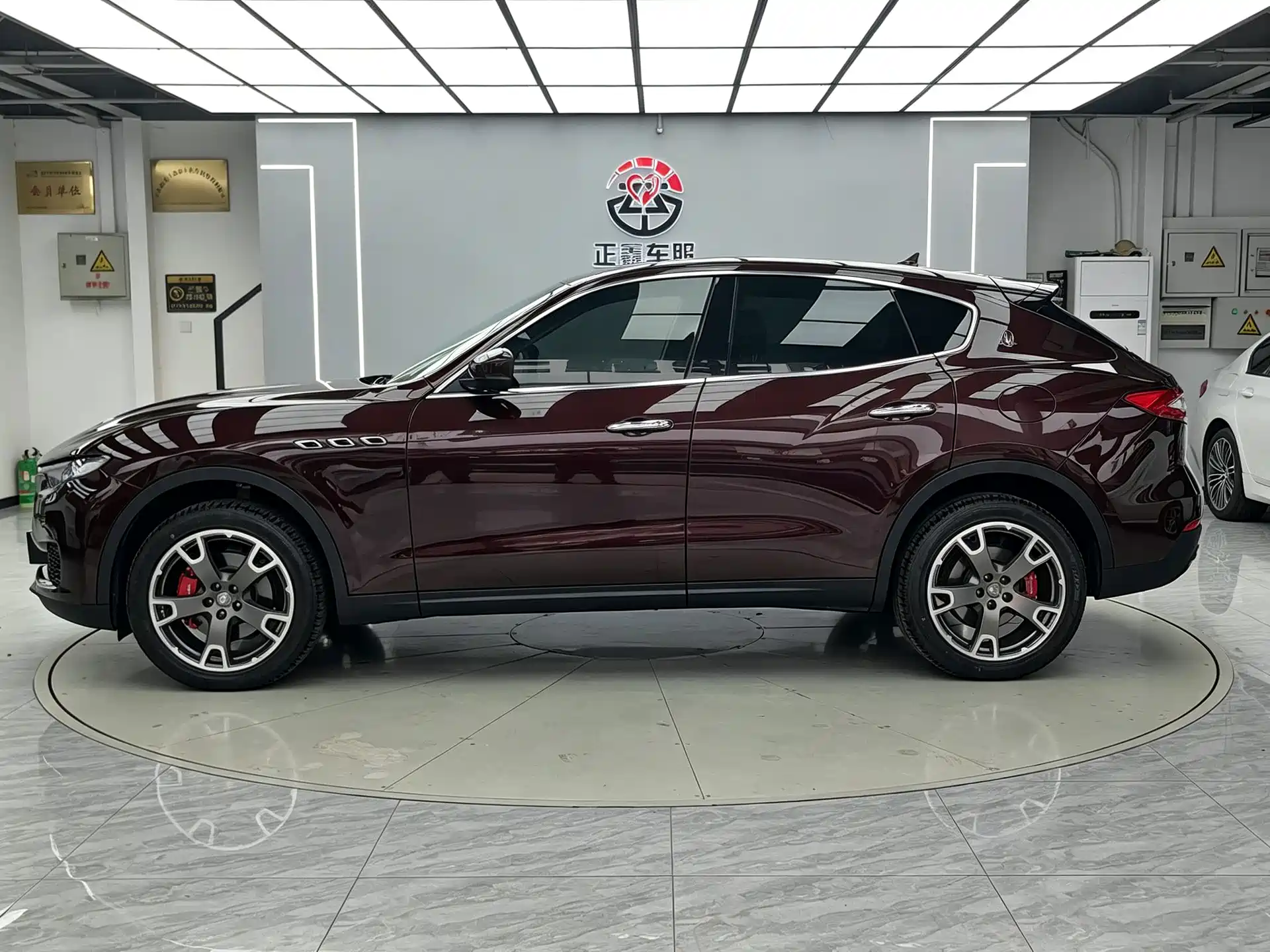 Photo 4 - Maserati Levante