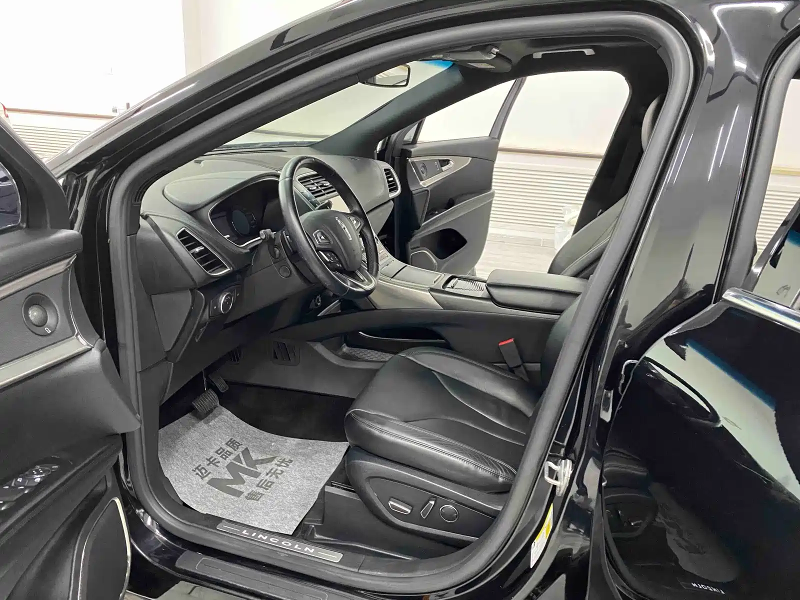 Photo 18 - Lincoln MKX