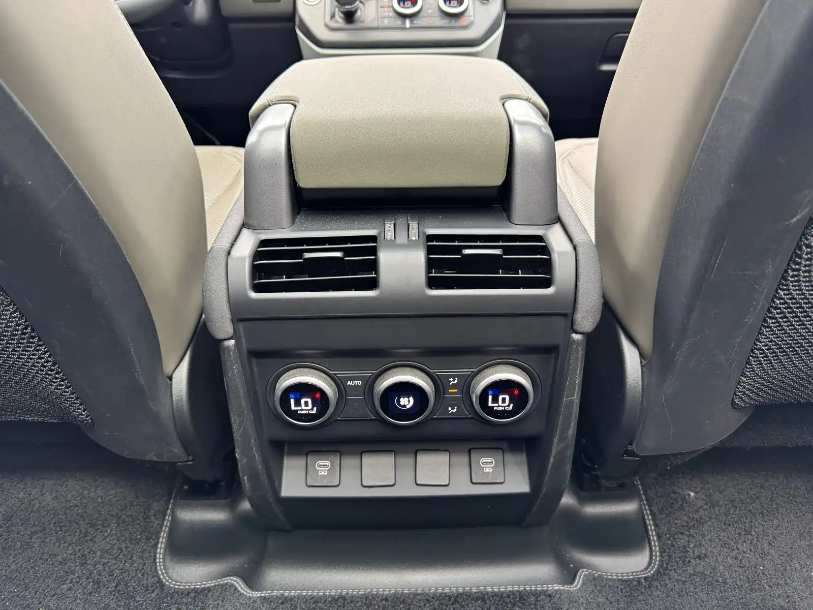 Photo 20 - Land Rover Defender