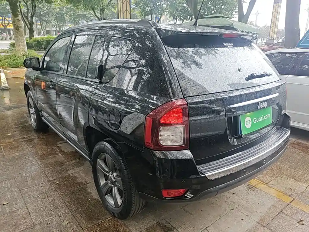 Photo 5 - Jeep Compass (Import)