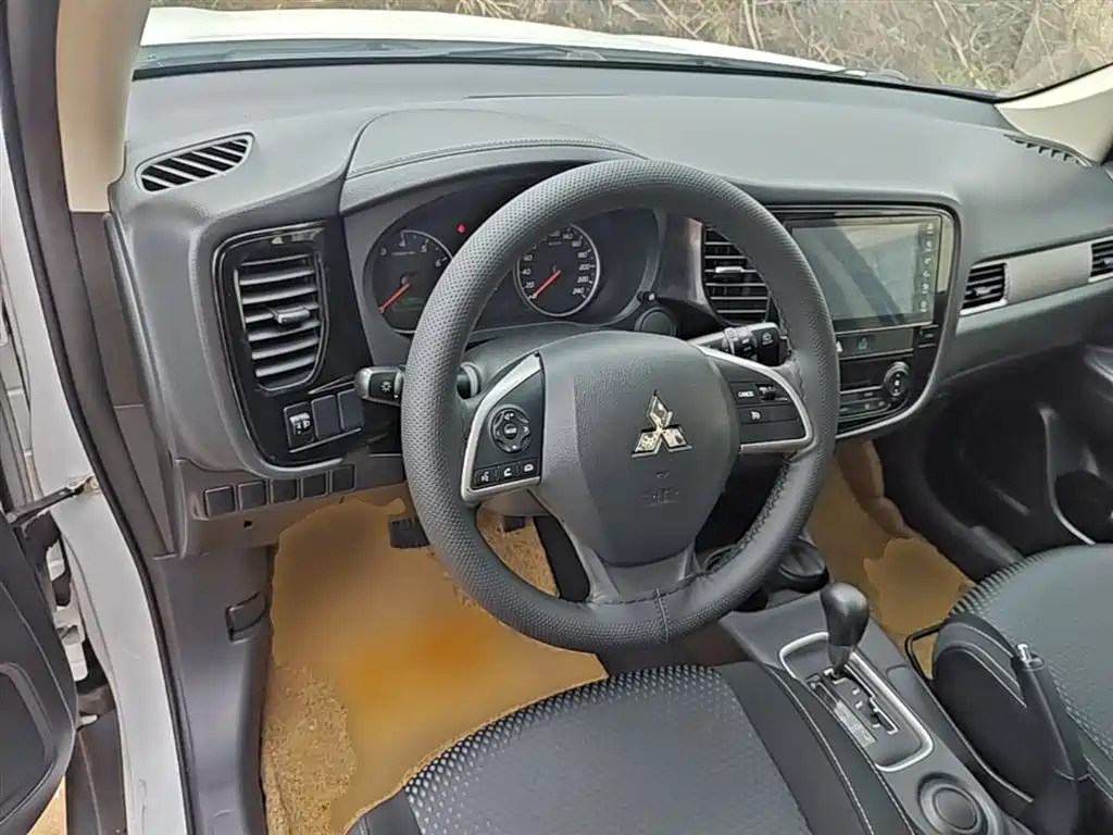 Mitsubishi Outlander 2016 2.0L 2WD Fashion Edition 5-seater фото 11