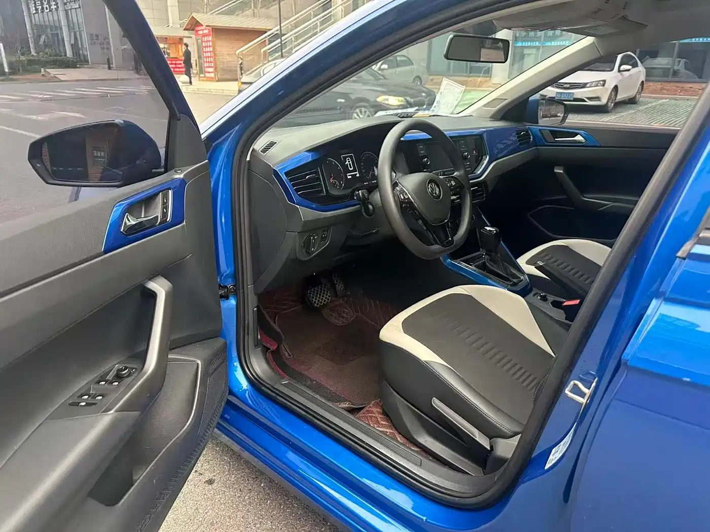VOLKSWAGEN POLO