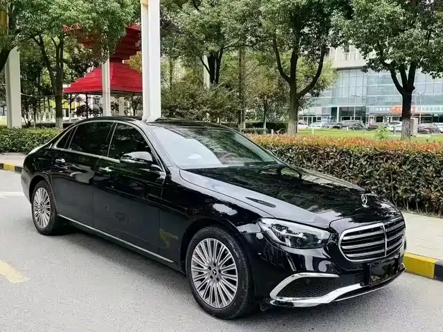 Mercedes-Benz E-Class 2023 E 300 L Fashion — фото 3